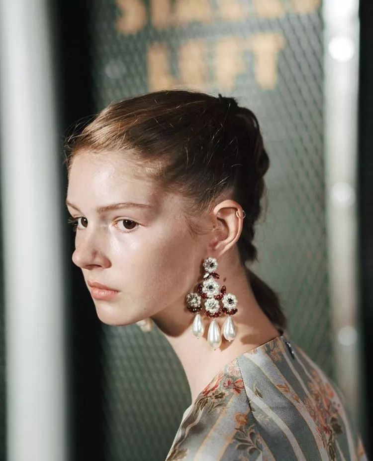 丝绸吊带长裙巴黎时装周,simonerocha泡泡裙