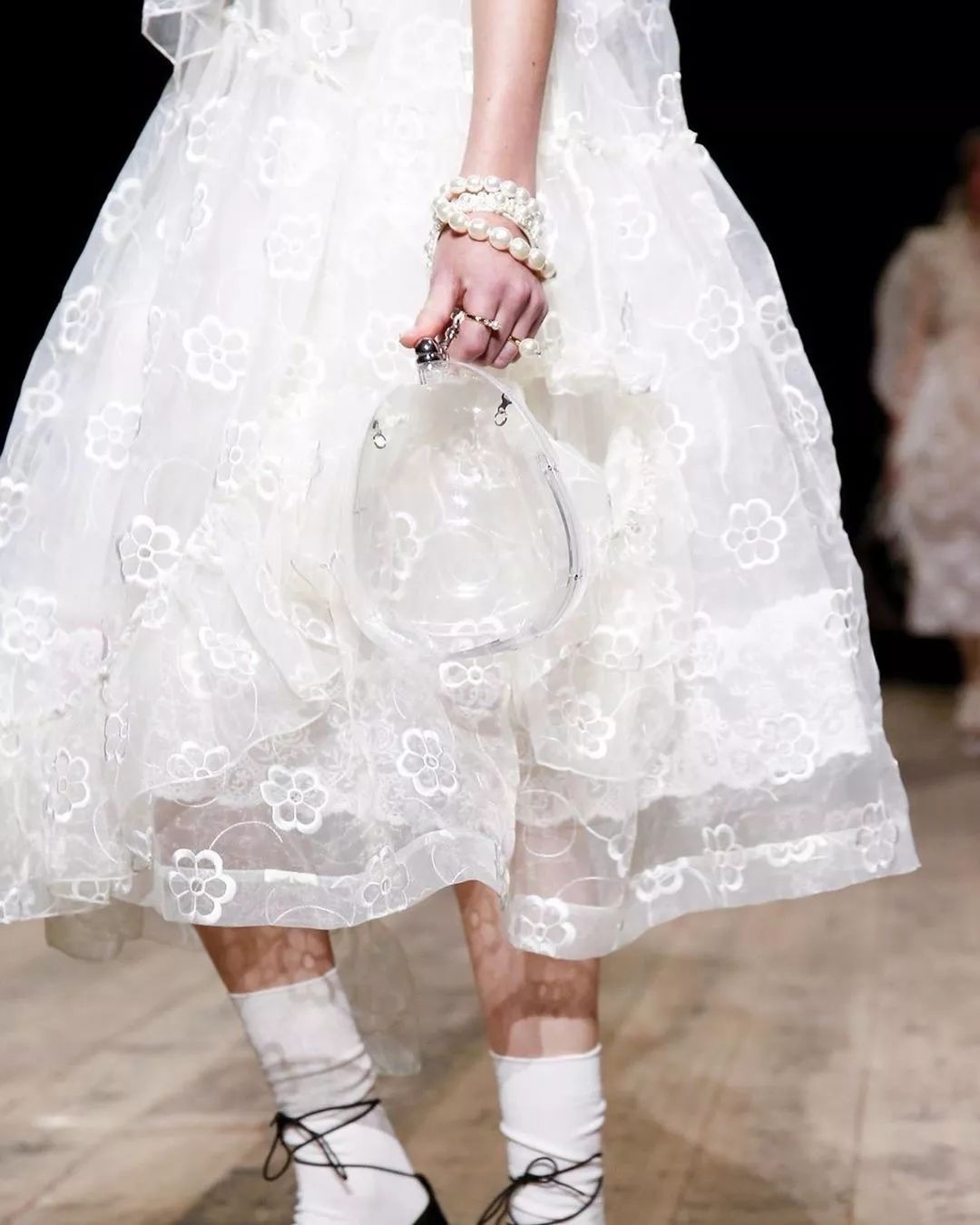 丝绸吊带长裙巴黎时装周,simonerocha泡泡裙