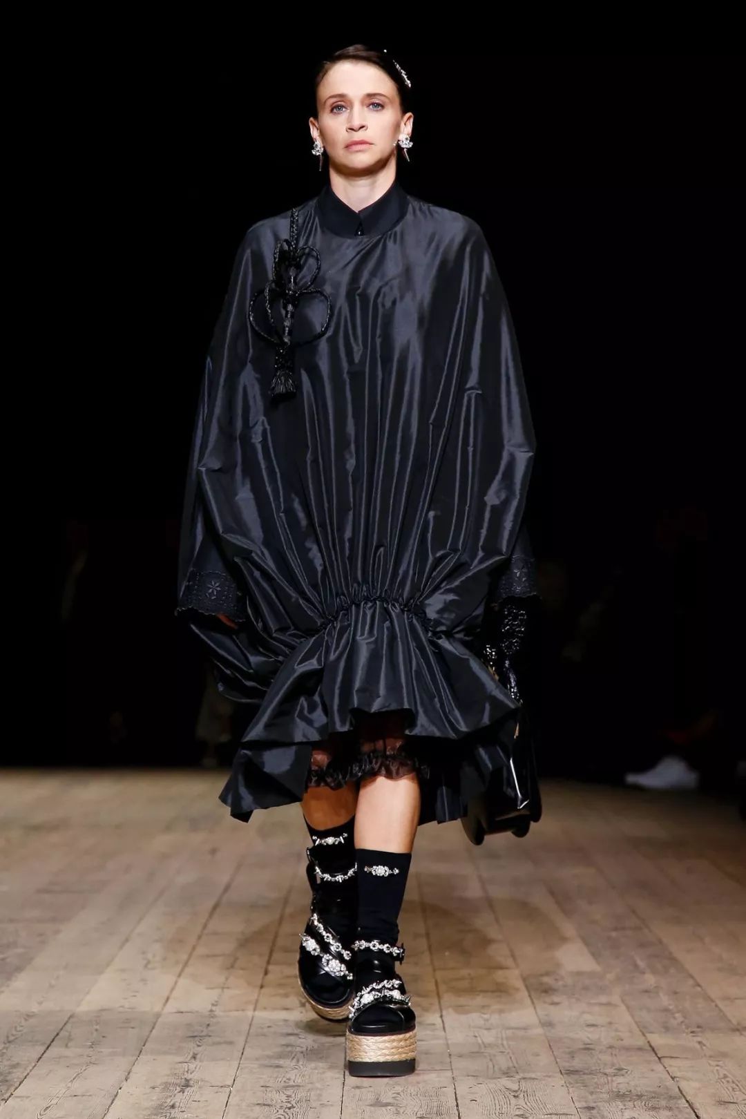 丝绸吊带长裙巴黎时装周,simonerocha泡泡裙