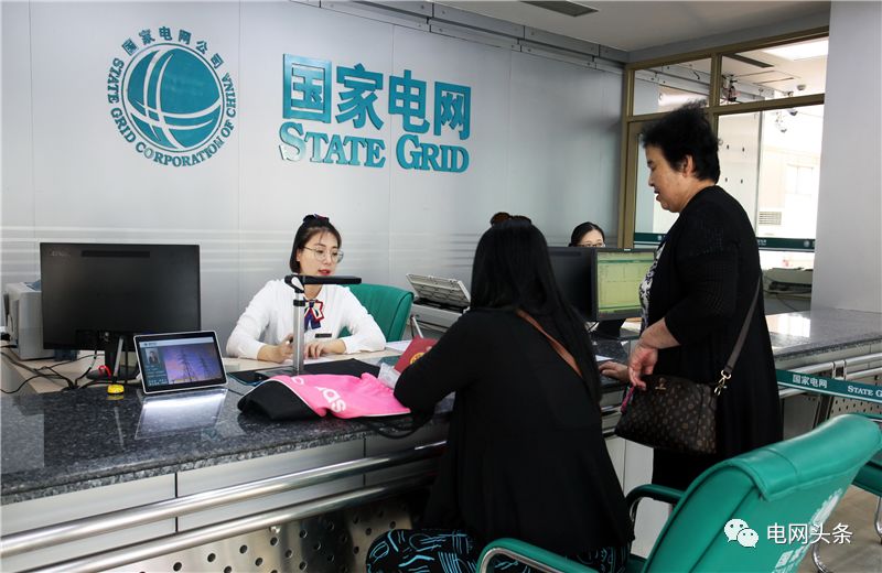 老人攥着一张小纸条，一见供电员工就塞进他手里…