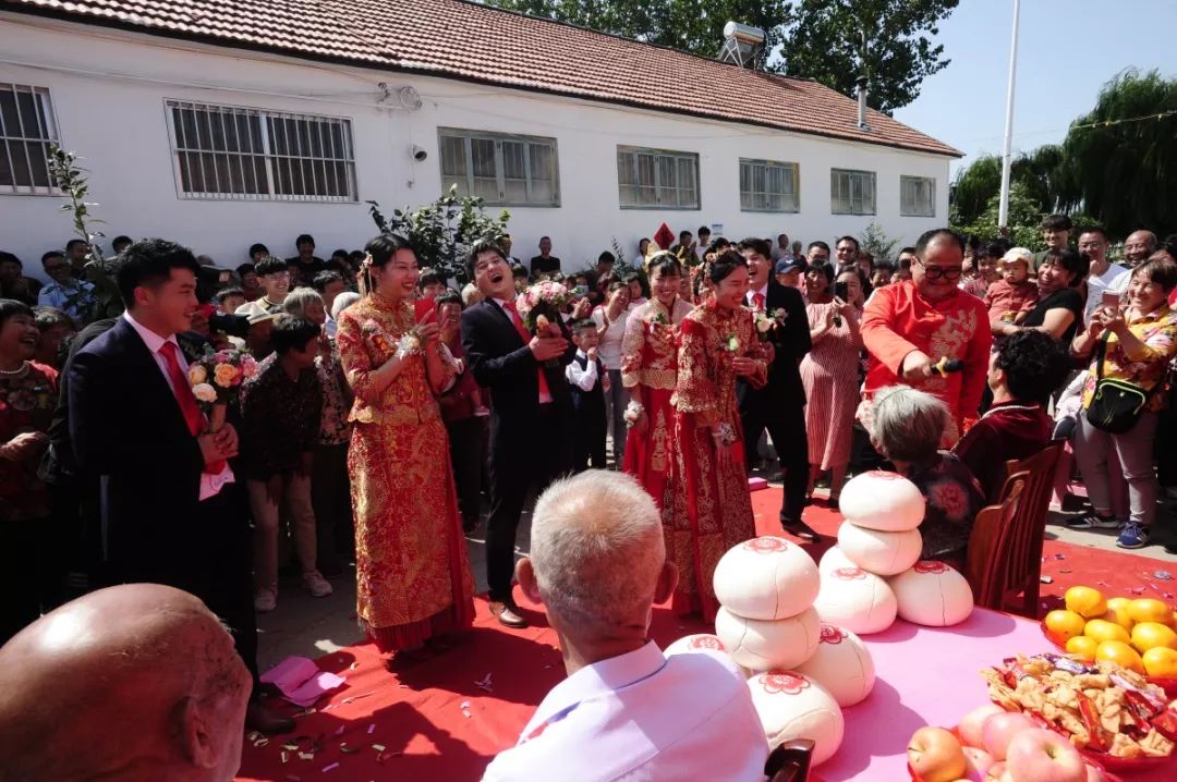 【社会新闻】缘分呢！山东“最牛三胞胎”兄弟同时结婚！高考曾考出“连号”分上同一名牌大学！