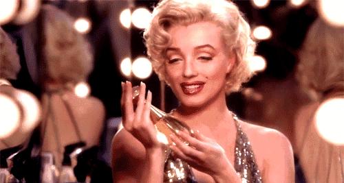 这款急救弹性蛋白贴，每天一片赶走干纹，还你天鹅美颈