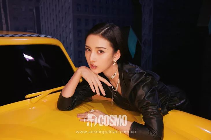 泫雅争议,泫雅掀短袖引起争议