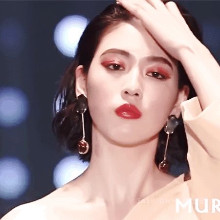 泫雅争议,泫雅掀短袖引起争议