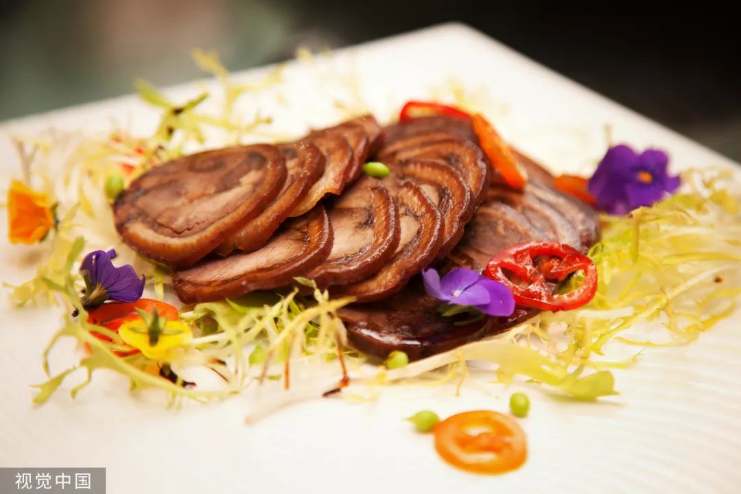 八九十年代的东北农村,家家户户门前的那口酱缸,几乎包揽了整年的餐桌风味