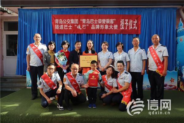 礼让行人男孩鞠躬,斑马线最美鞠躬小少年找到了