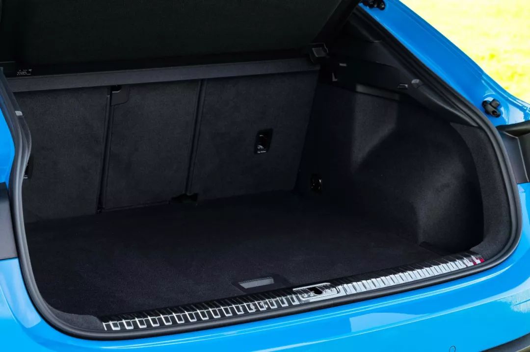 奥迪q32022款35tfsi时尚动感型,奥迪q3sportback落地价