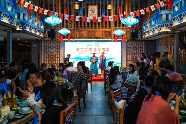 百位网红齐聚草原一岁羊开业庆典享蒙古之夜品全羊晚宴