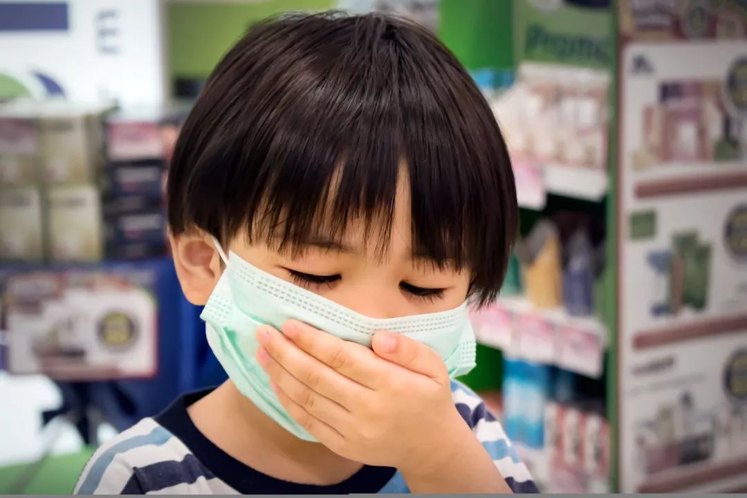 小孩常见6种咳嗽治疗和调理方法,三岁小孩咳嗽吃药好了几天又咳嗽