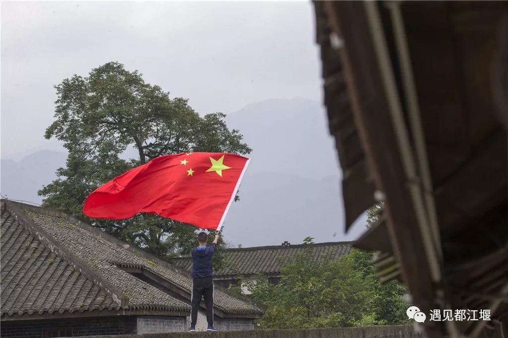 五星红旗同框感受,跟五星红旗合影感想