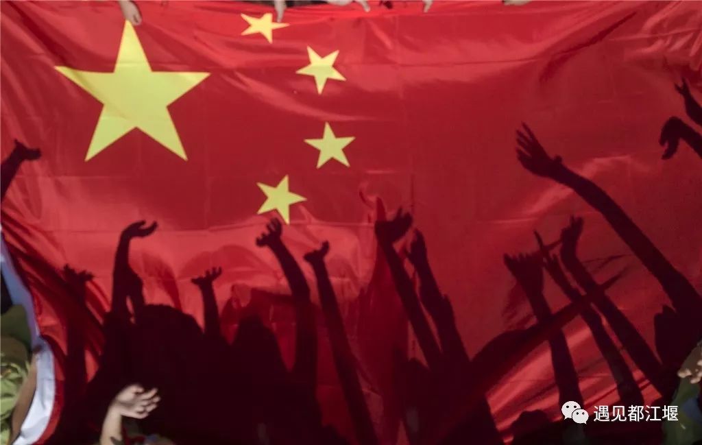 和五星红旗合影九宫格,与五星红旗合影