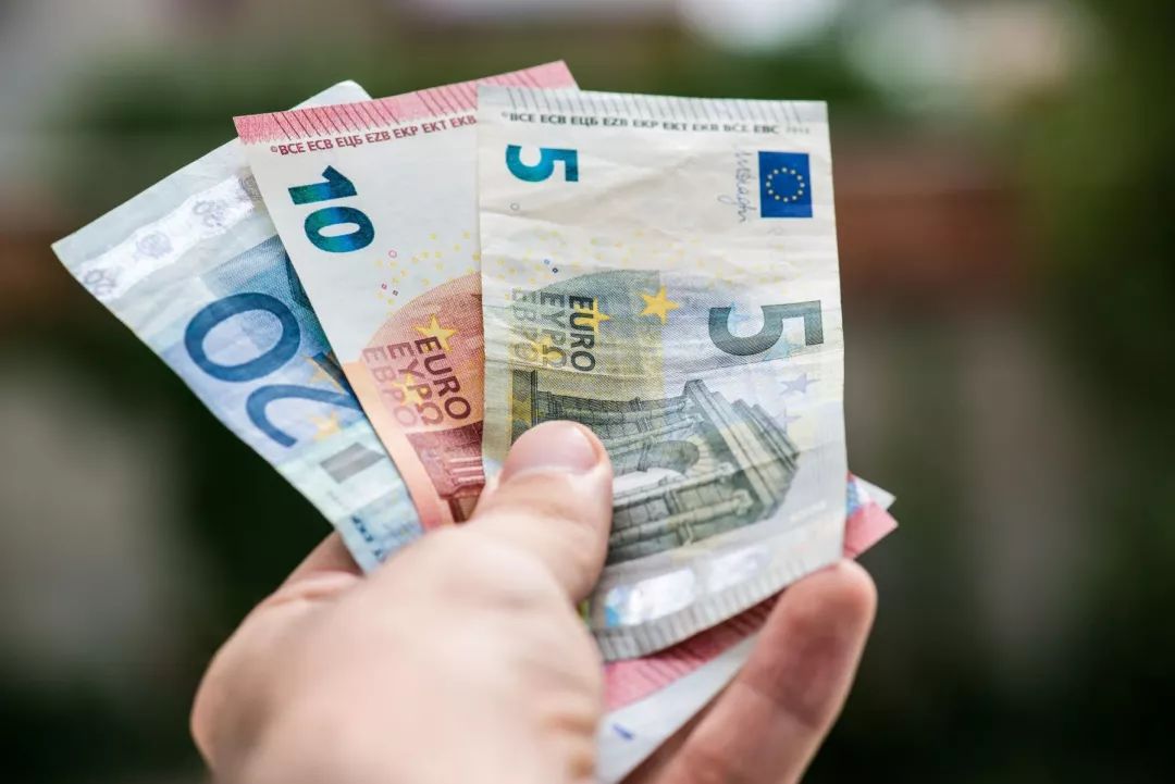 中国游客频繁被国外海关索要小费,出国旅游海关索要小费