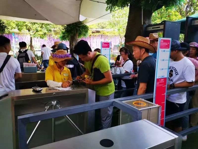 假日中一道靓丽的风景,假日里那个忙碌的身影