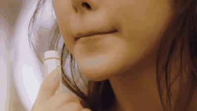 嘴唇干裂脱皮用什么润唇膏好,嘴巴一直脱皮干裂可以用润唇膏吗