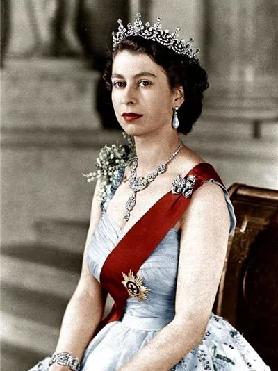 卡地亚满钻手镯窄版高定,卡地亚新款手镯时尚减龄黄金