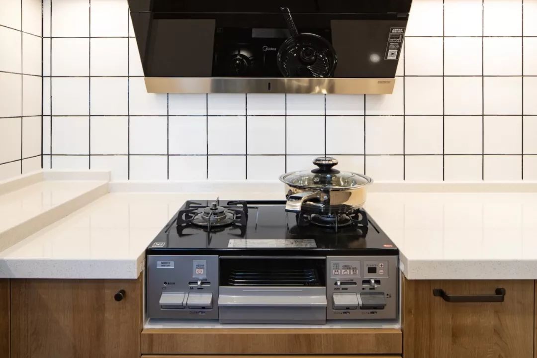 客厅没窗户没有阳光,客厅没有窗户一点采光都没有