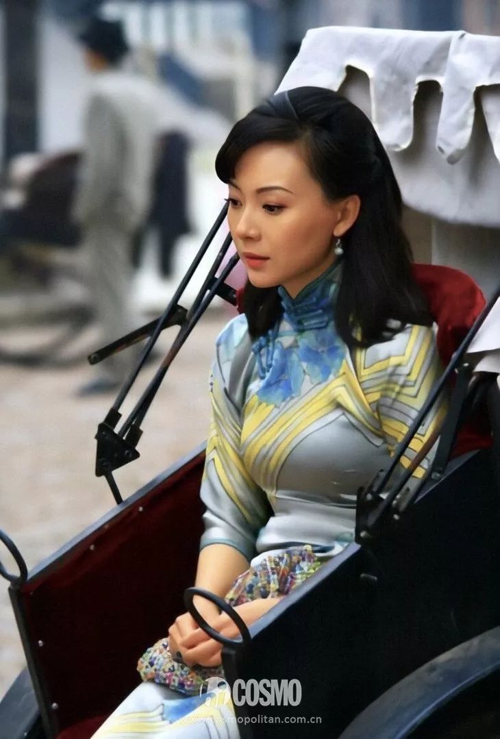 越年轻的小花越难穿好，我说旗袍