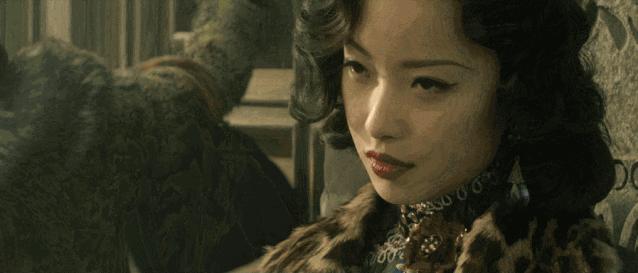 越年轻的小花越难穿好，我说旗袍