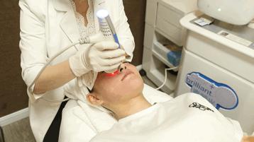 肌诊室·特别版|真人体验，医美素颜光vs明星微精华，改善皮肤哪家强？