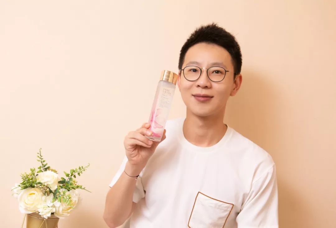 肌诊室·特别版|真人体验，医美素颜光vs明星微精华，改善皮肤哪家强？