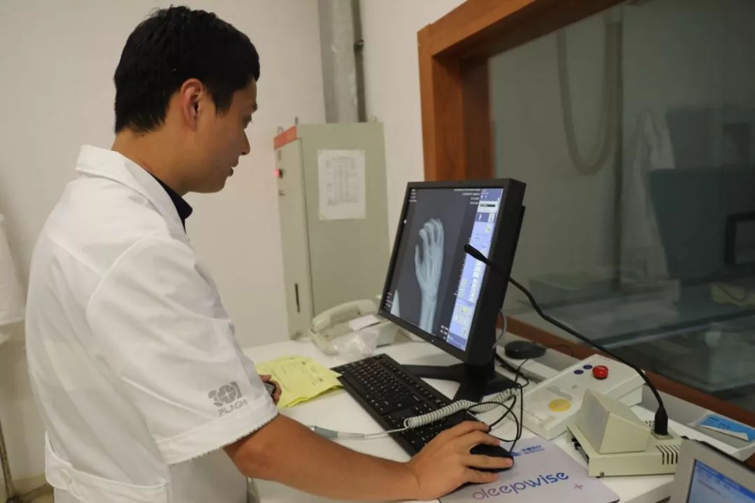 渔民手臂卷入机器海警深夜救援,渔民手指被机器绞断海警紧急救援