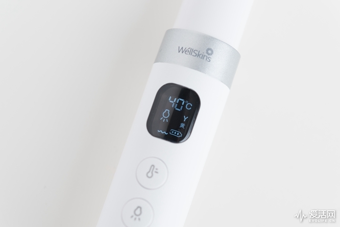 这是你的新口红？不，是我的WellSkins温热彩光美眼仪