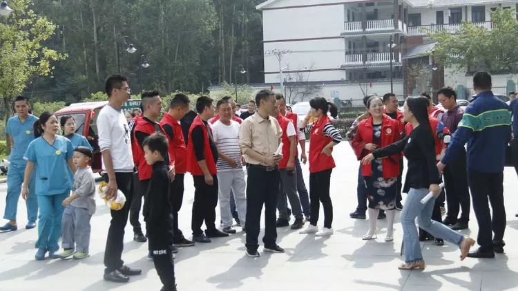 社会组织企业家慰问老人,爱心企业走访慰问老人