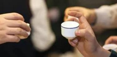 同席没喝酒人担法律责任,酒后出车祸同席者承担多大责任