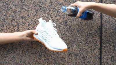 地表Zui强！暴雨蹦迪从不湿还巨暖和！比2个鸡蛋还轻，走8小时一点都不累