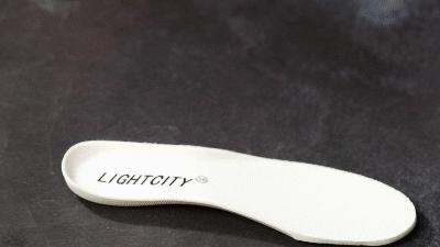 地表Zui强！暴雨蹦迪从不湿还巨暖和！比2个鸡蛋还轻，走8小时一点都不累