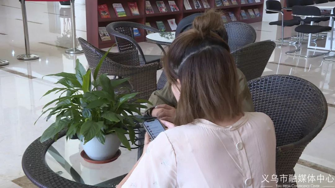 记者暗访手机店视频,记者暗访手机店送礼骗局