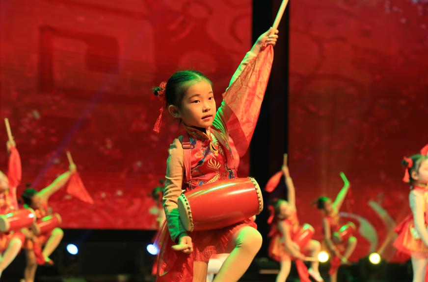 璺冲姩鍏ㄥ煄灏戝効鑸炶箞姣旇禌鐜板満,鑱婂煄骞挎挱浣撴搷澶ц禌