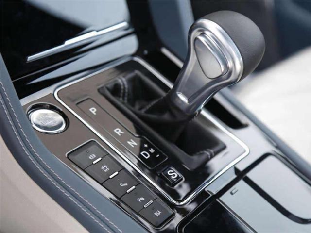 踩油门突然卡死怎么办,油门卡死的三个动作