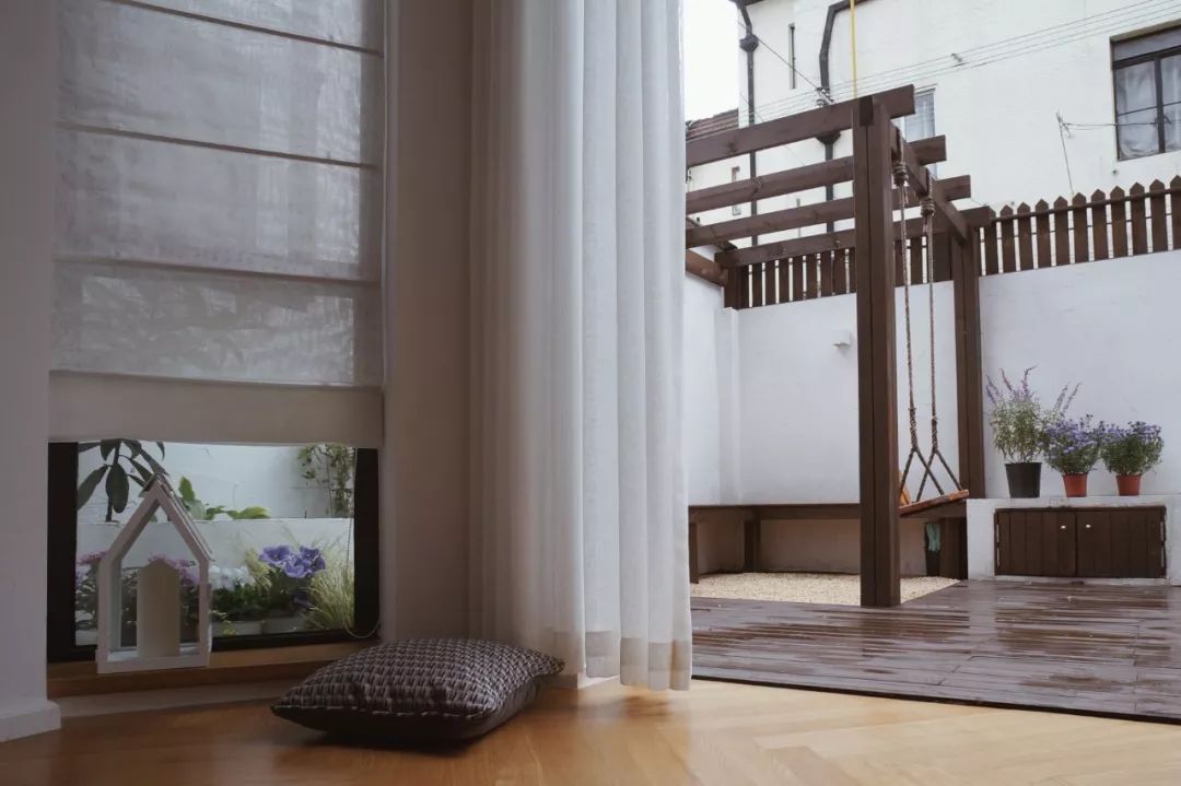 她买下32㎡上海老旧学区房，为女儿打造小桃园，还有20㎡超舒适大庭院