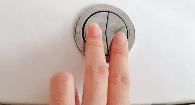 马桶上的按键一大一小不可瞎按,马桶上一大一小的按钮