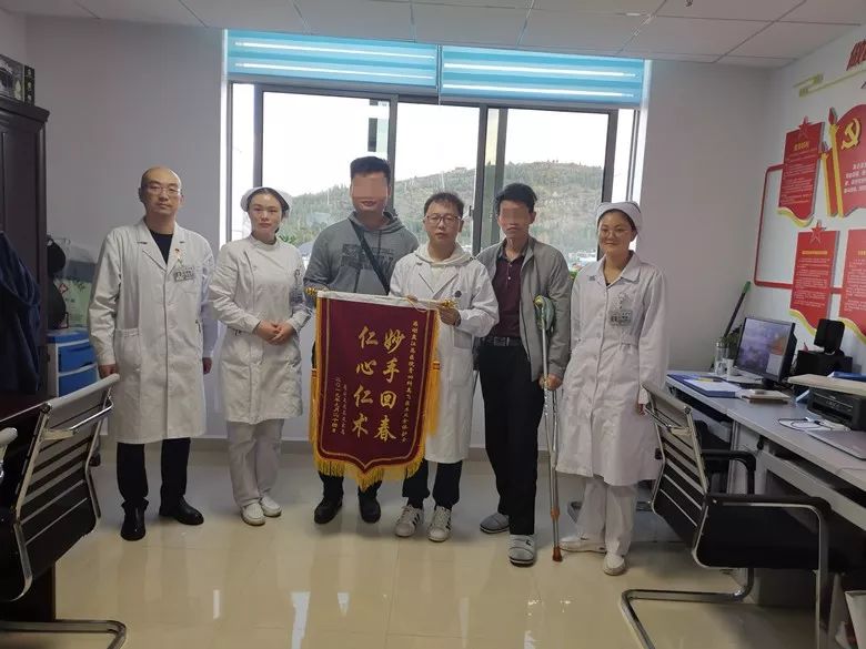 患者给外科医生送锦旗,患者给江西肿瘤医院送锦旗