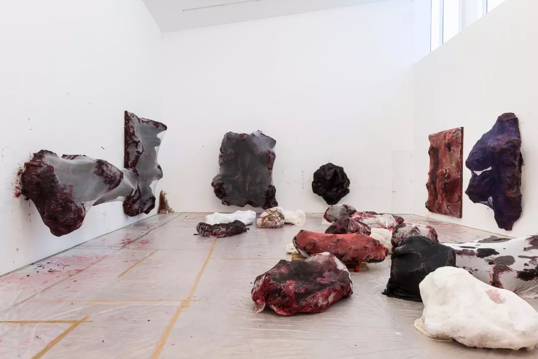 明天开始，你将看到这位艺术家的国内双个展，他说「我跟中国都对红色有共鸣。」