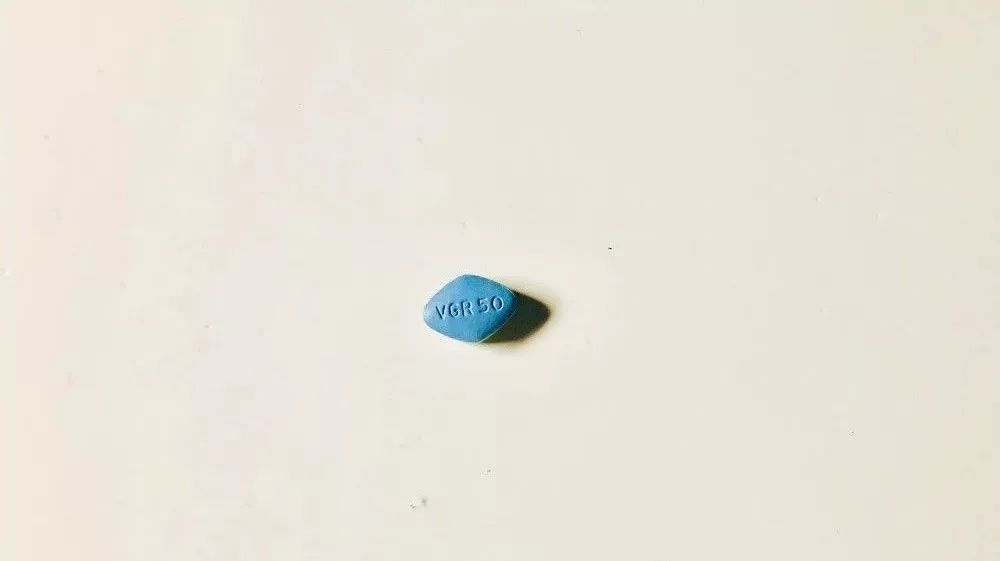 她是个女孩，吃了伟哥10年