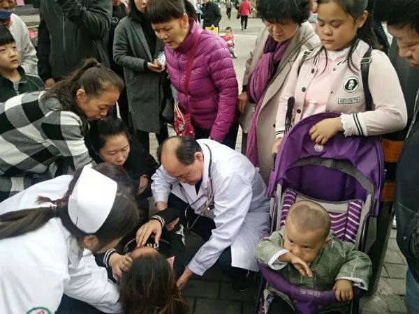 未央正能量|社区广场上演惊险一幕，他们争分夺秒抢救生命……