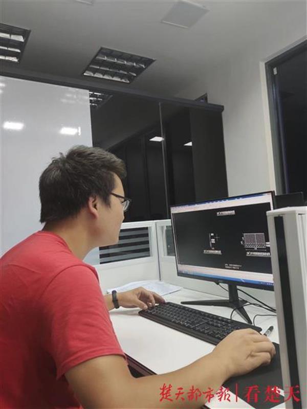 “自身硬”不怕就业难，大四学子同获两家企业高薪入职邀请