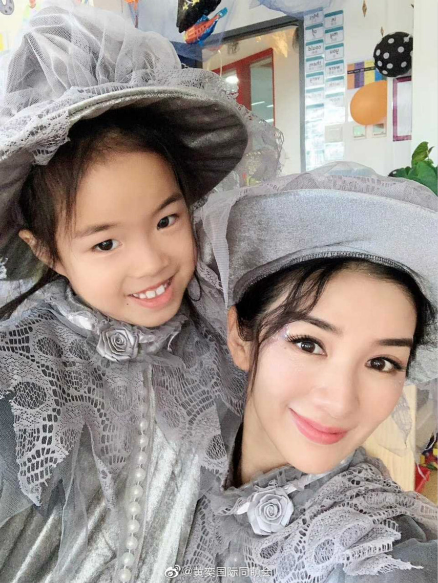 黄奕带女儿穿衣打扮,黄奕母女穿亲子装照相