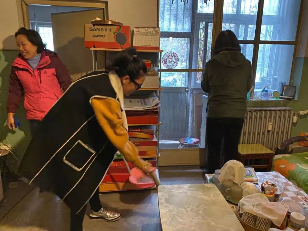 阴天下雨老年人,阴雨天老年人常感浑身酸痛