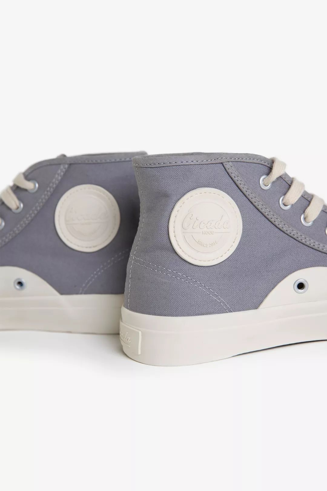 别装了，你的鞋已经出卖了你