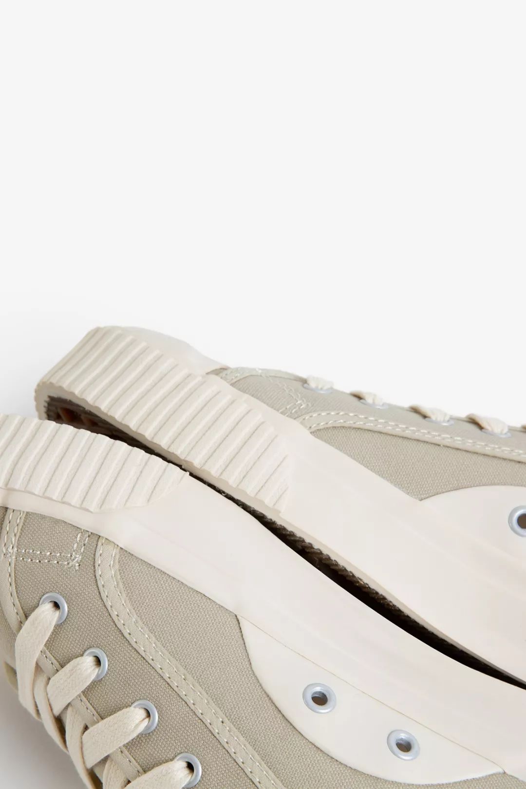 别装了，你的鞋已经出卖了你