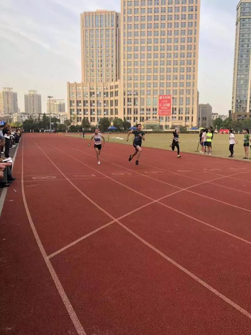 校运会1500米男子跑,校运会男子跑1500米