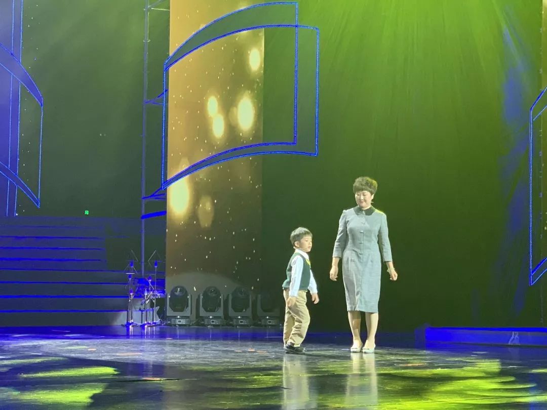 今天，这所学校的生日会惊艳全场