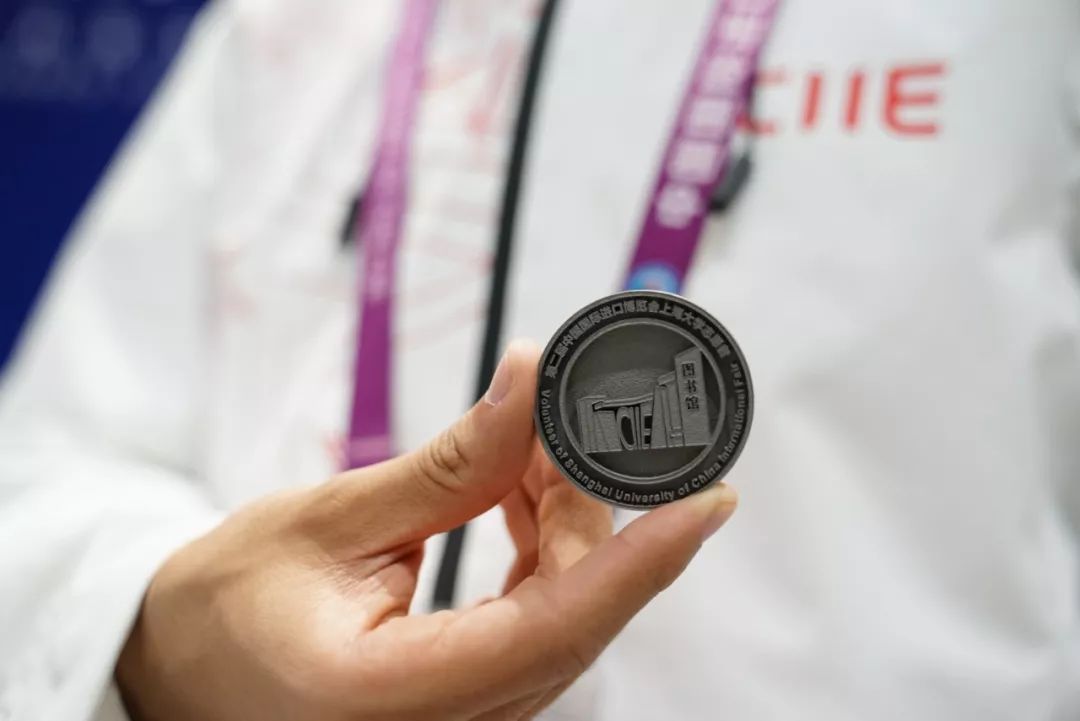 同学，换徽章吗？沪上各高校“小叶子”进博徽章大集合！