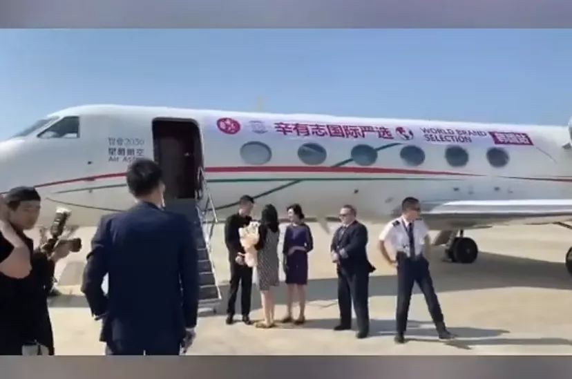 美国特斯拉、东北拖拉机、变性人卖美妆....细数快手双11的魔幻世界