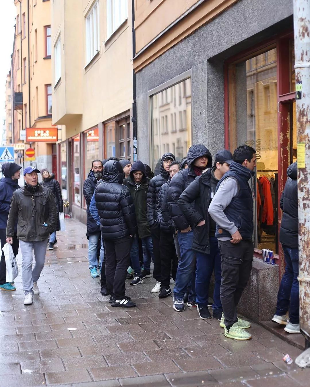 鞋店员工折扣这么多，但很多店员依然拼命还着信用卡