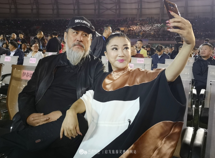 如果你和明星只有一米的距离，如何能求得合影